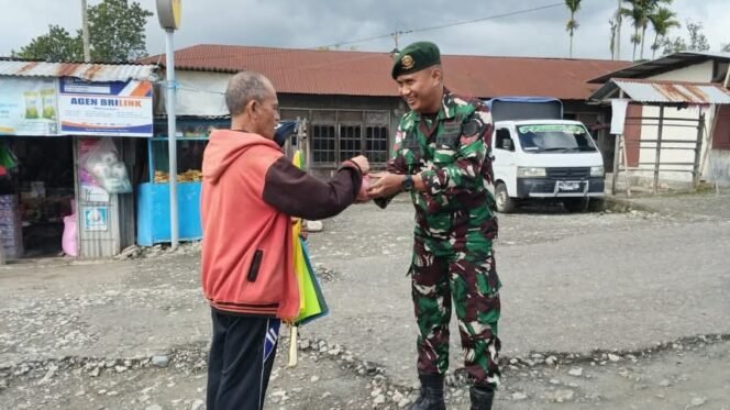 
					Tangan Terbuka, Senyum Tercipta: Satgas Pamtas Yonarhanud 2 Kostrad Berbagi Kebahagiaan 