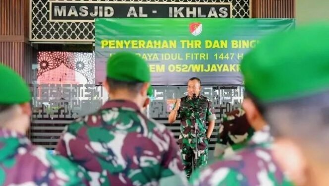 
					Berbagi Kebahagian, Komandan Korem 052/Wkr Brigjen TNI Faizal Rizal, S.I.P. Berikan Tunjangan Hari Raya Kepada Seluruh Jajaran