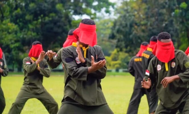 
					Bentuk Prajurit Tangguh Divif 1 Kostrad Gelar Uji Kenaikan Tingkat Pencak Silat Militer