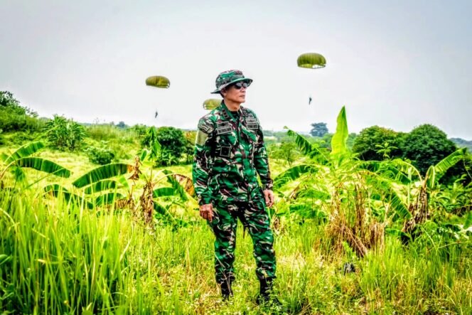
					Pangkostrad Tinjau Latihan Terjun Penyegaran Statik Yonif 330 Karawang