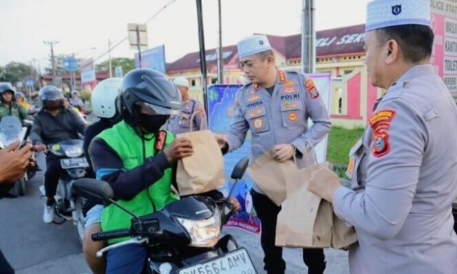 
					Polresta Deli Serdang Wujudkan Makna Kebersamaan Dengan Berbagi Takjil Kepada Pengguna Jalan