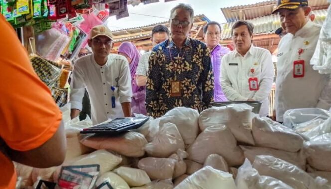 
					Sekda Bersama Bapanas Monitoring Stok dan Harga Komoditi Pokok di Pasar Kronjo