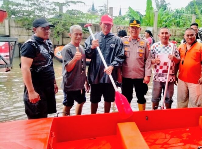 
					Polrestro Tangerang Kota Sigap Tangani Banjir, Warga Terdampak Segera Dievakuasi  
