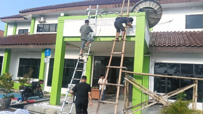 
					Diduga Ada ‘Main Uang’, Wartawan Disinyalir Diberi Cuan oleh Oknum Pelaksana Pemeliharaan Kantor Kecamatan Gunung Kaler”