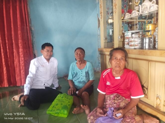 
					Alex Ketua PWGK Gunung Kaler–Kresek Berbagi Bingkisan Lebaran untuk 50 Lansia di Desa Sidoko