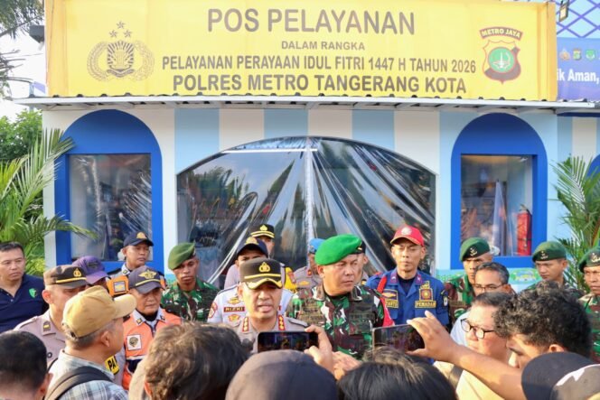 
					Kapolres Metro Tangerang Kota Pantau Arus Mudik di KM 13,5, Kondisi Lalu Lintas Masih Landai