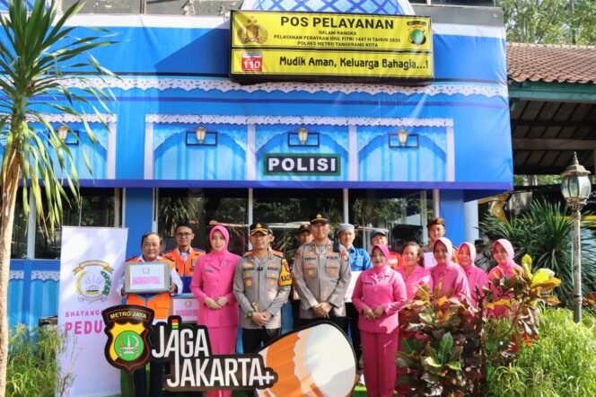 
					Kapolres Metro Tangerang Kota Cek Pos Pengamanan Mudik, Bhayangkari Turun Berbagi Kebahagiaan 