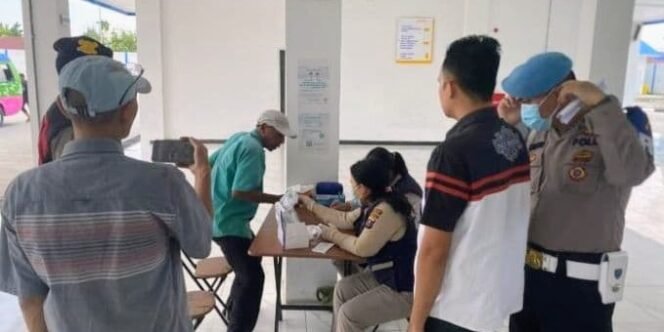 
					Jelang Mudik Lebaran, Polresta Deli Serdang Tes Urine Sopir Bus di Terminal Lubuk Pakam