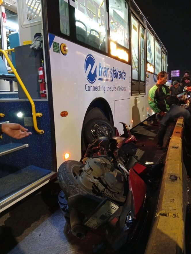 
					KECELAKAAN DI JALUR TRANS JAKARTA KAWASAN SENEN ARUS LALU LINTAS SEMPAT LUMPUH  Jakarta, RADARGEMPITA