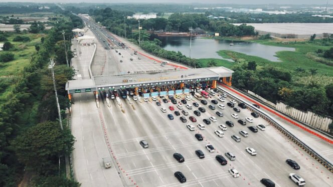 
					Tembus 523 Ribu Kendaraan Melintas di Gerbang Tol Cikampek Utama, Mobilitas ke Timur Trans Jawa Melonjak Signifikan