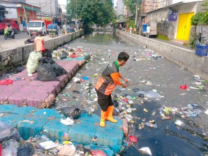 
					Petugas UPS Badan Air Tetap Semangat Bersihkan Kali Cibubur Krendang di Bulan Ramadhan