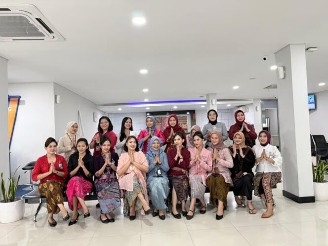 
					Antusias Peringati Hari Kartini, Pekerja BRI Branch Office Kemayoran Kenakan Busana Nasional