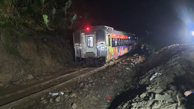 
					Evakuasi Selesai, Jalur Maswati – Sasaksaat Kembali Dapat Dilalui: KA Pertama Melintas Pukul 03.20 WIB