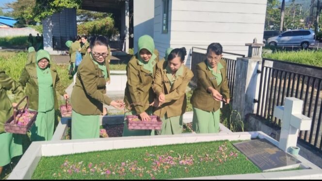 
					Ziarah Penuh Khidmat, Persit KCK Kodim 1310/Bitung Peringati HUT ke-80 dengan Semangat Patriotisme