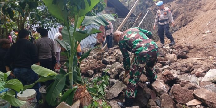 Aksi Cepat TNI di Bitung, Kodim 1310 Turun Tangan Evakuasi Korban Gempa 7,6 SR 12 IMG 20260402 WA0023