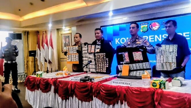 
					Satresnarkoba Resjakut Sita Ribuan Tramadol dan Excimer, 14 Pelaku Ditahan