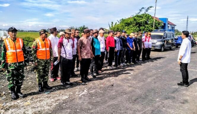 
					Kecamatan Kresek Bersama Tiga Pilar dan Masyarakat Bersihkan Tumpukan Sampah di Jalan Raya Gabus, Desa Talok