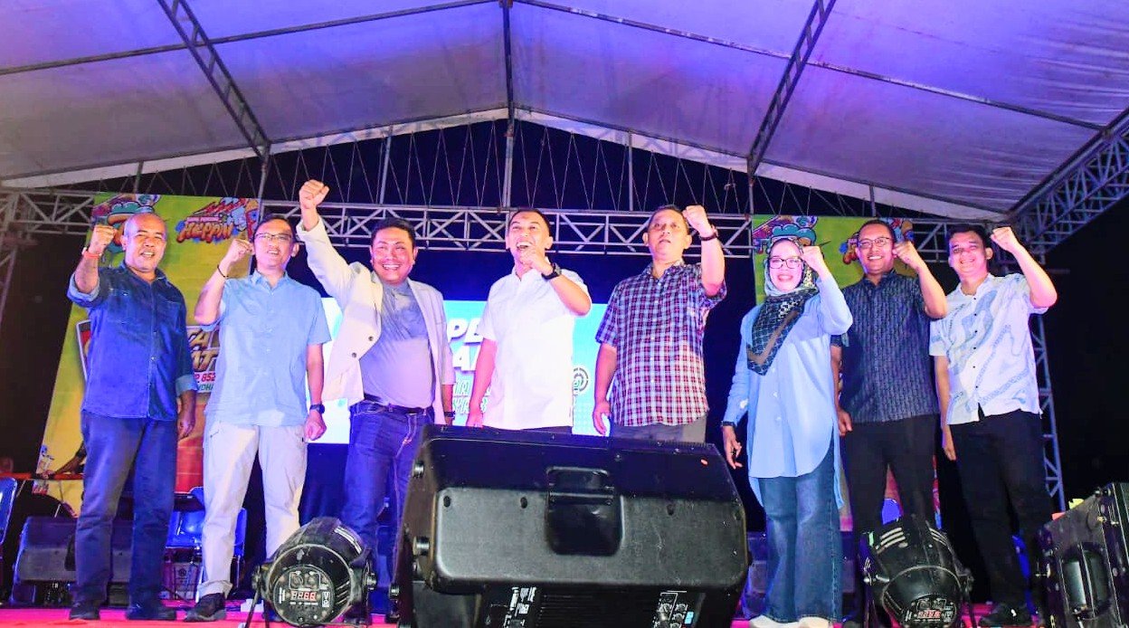 Foto Wakil Bupati Deli Serdang, Lom Lom Suwondo SS, menghadiri kegiatan Pesta Rakyat bersama Yonif TP 852/Abhinaya Bala Yudha (ABY)