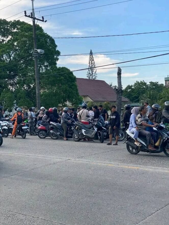 
					Puluhan Anak Sekolah Tawuran Dengan Senjata Tajam di Depan Pabrik PT Adolina, Serdang Bedagai
