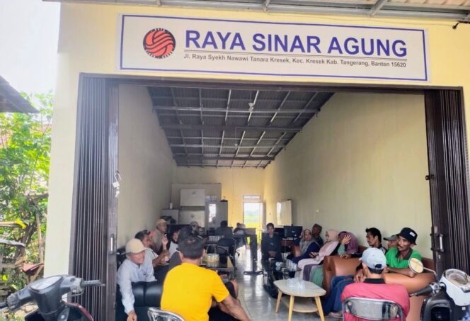 
					Warga Gunung Kaler Geruduk Kantor Pengembang, Tuntut Ganti Rugi Sawah Terdampak Galian Tanah