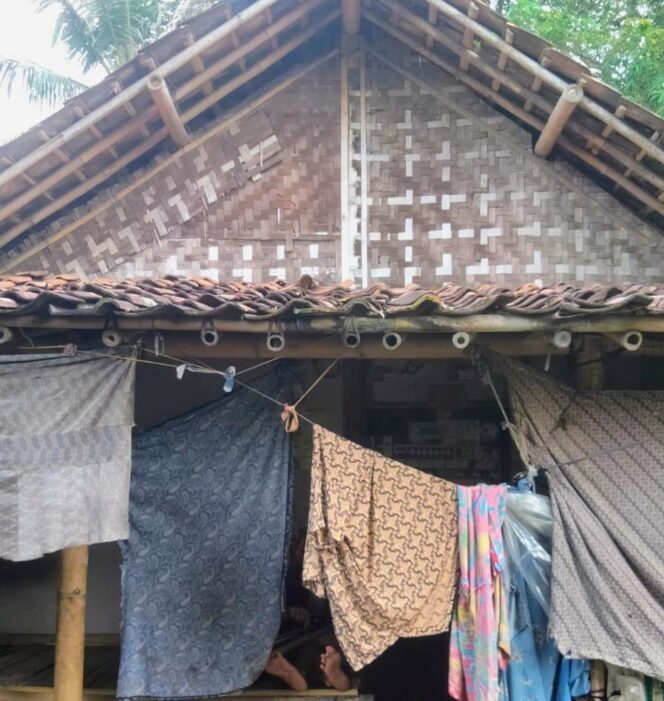 
					Rumah Nyaris Ambruk Warga Miskin Bertahan di Hunian Lapuk, Perhatian Pemerintah Dipertanyakan?