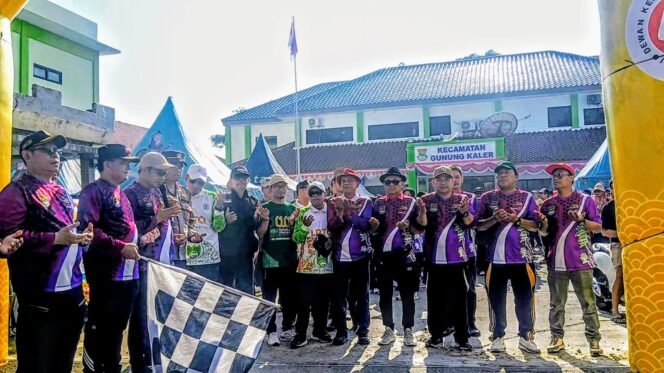 
					K. H Fahaduddin Pimpin Doa, Ribuan Warga Ikuti Jalan Santai HUT Gunung Kaler ke-20