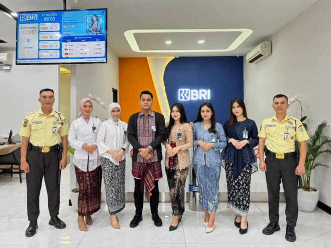 
					Frontliner BRI Krekot Kenakan Busana Nasional di Hari Kartini