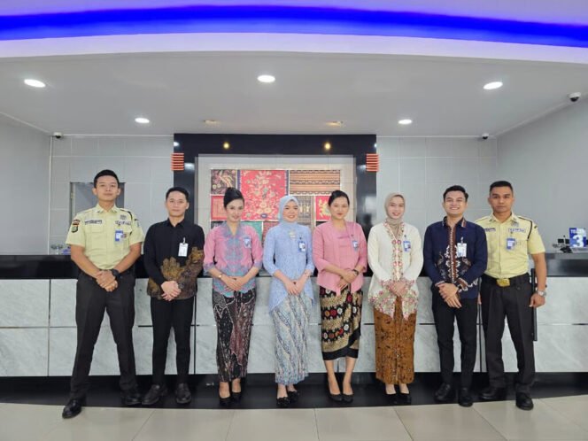 
					Peringati Hari Kartini, Frontliner BRI Branch Office Rawamangun Tampil Anggun Berkebaya