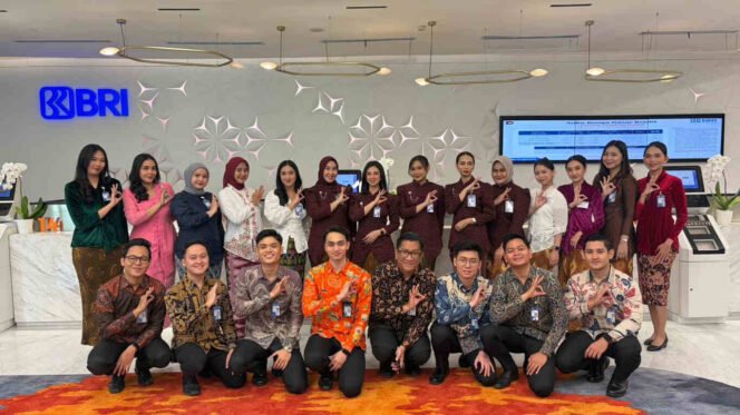
					Peringati Hari Kartini, Frontliner BRI Kantor Cabang Khusus Tampil Beda dengan Pakaian Nasional