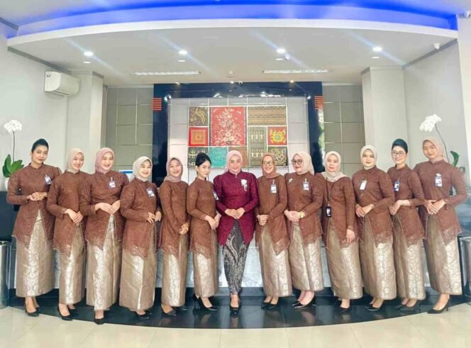 
					Peringati Hari Kartini, Pekerja BRI Branch Office Kalimalang Tampil Anggun dengan Busana Nasional