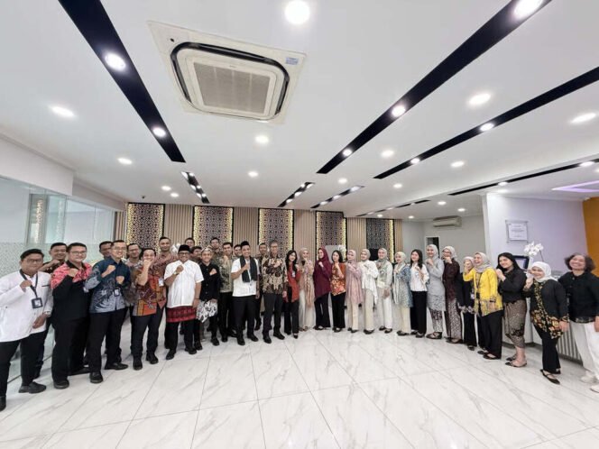 
					Peringati Hari Kartini, Pekerja BRI Branch Office Tanjung Priok Angkat Wastra Nusantara Lewat Pakaian Nasional