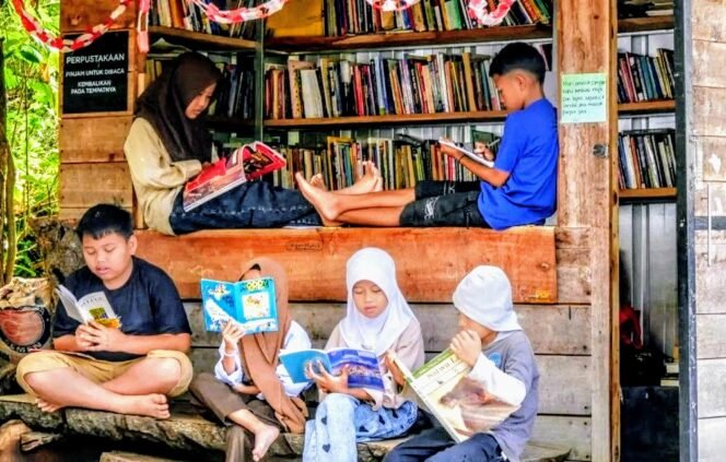 
					Hari Buku Sedunia. Membaca Buku, Cara Sederhana Perkuat Daya Lenting Anak dari Keluarga Rentan