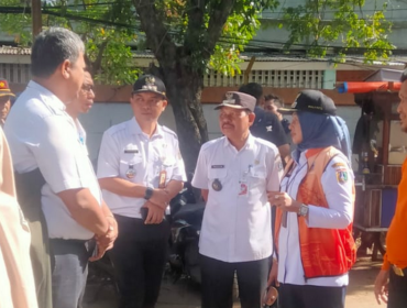 Wali Kota Jakarta Barat, Ini Mutmainnah ditemani Camat Tambora, Pangestu Aji Swandhanu dan Lurah Angke, Firmansyah berkomunikasi dengan Kasudin LH Jakbar Hariadi pada kegiatan “TAMPAN” di Rusun Tambora, Rabu (8/4). 