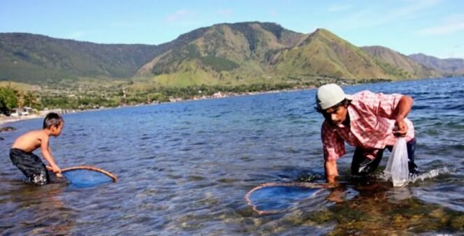 
					Dahaga di Tengah Kaldera Toba