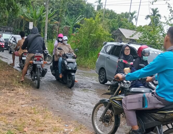
					BAHAYA! 12 Titik Jalan Talun Kenas-Sumbul Rusak Parah, Siapa yang Bertanggung Jawab?