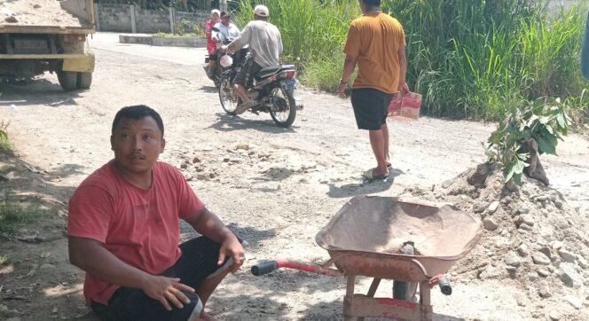 
					Jalan Provinsi di STM Hilir Rusak Parah, Warga Desa Sumbul Turun Tangan Perbaiki Sendiri