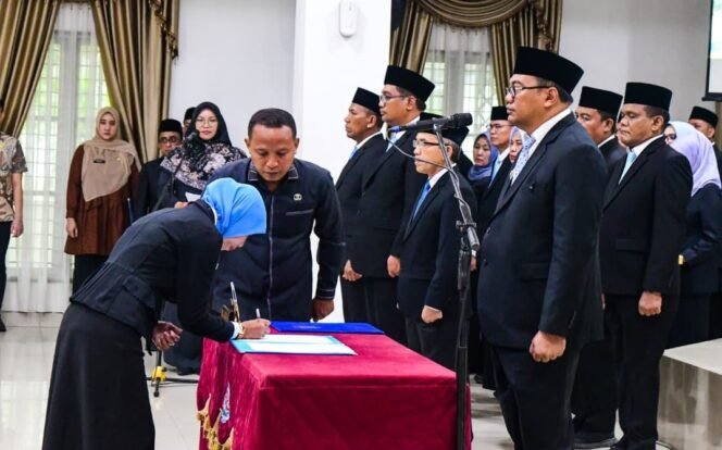 
					Bupati Deli Serdang Melantik 29 Pejabat, Pergeseran Berdasarkan Evaluasi Kinerja