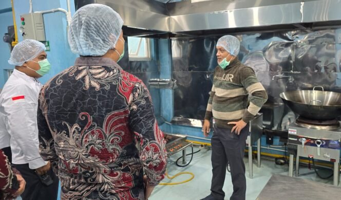 
					Pastikan Dapur Sesuai Standar, Ketum Rel MBG Sidak Ke SPPG Sidorejo