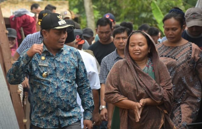 
					Wabup Lom Lom Kunjungi Korban Puting Beliung di Patumbak I, Serahkan Bantuan dan Imbau Waspada Cuaca