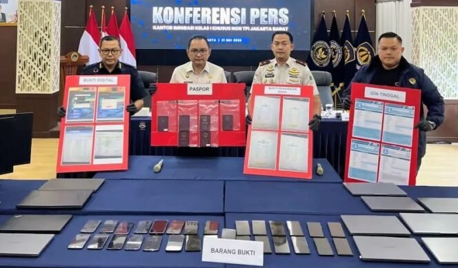 
					Imigrasi Jakbar Bongkar Sindikat Penipuan Online WNA China