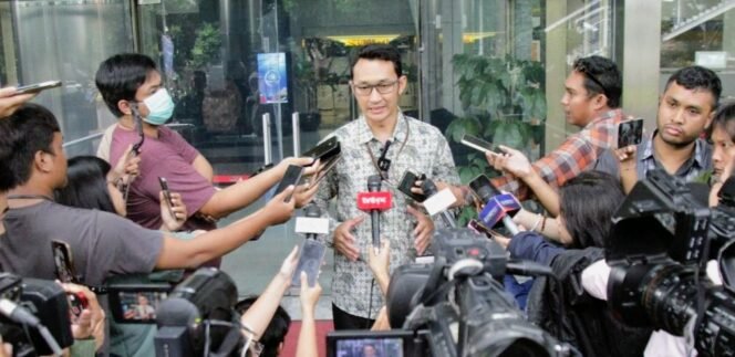 
					KPK Duga Pejabat Bea Cukai Terima Uang Korupsi Impor?