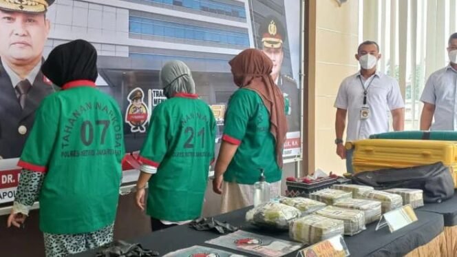 
					STRATEGI NARKOBA GAGAL! 3 PEREMPUAN KURIR DITANGKAP, DISITA 9 KG SABU & 800 VAPE NARKOTIKA