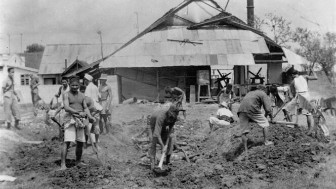 
					Pemakaman massal korban pembantaian Mergosono di Malang, Juli 1947. Foto: National Archives, CC0