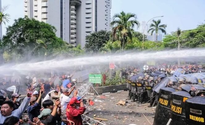 
					Eksekusi Eks Hotel Sultan Ricuh, 69 Orang Diamankan