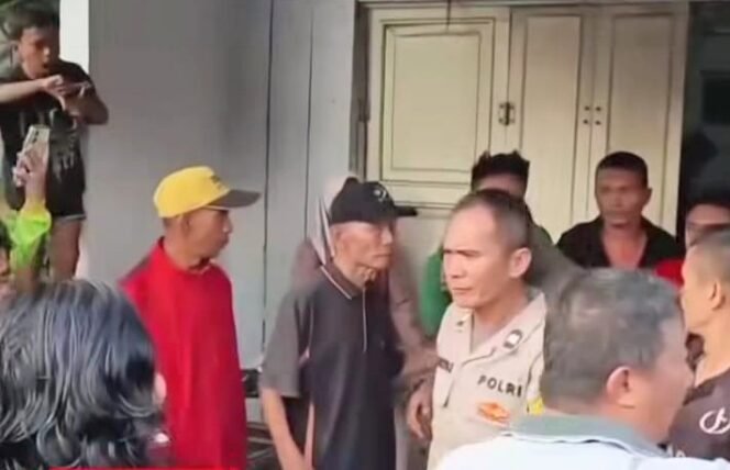 
					Ratusan Warga Desa Dalu Sepuluh A Deli Serdang Gerebek Rumah Diduga Perselingkuhan