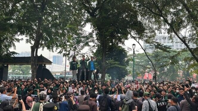 
					Mahasiswa USU Demo di DPRD Sumut, Tuntut Stabilitas BBM dan Realisasi 19 Juta Lapangan Kerja