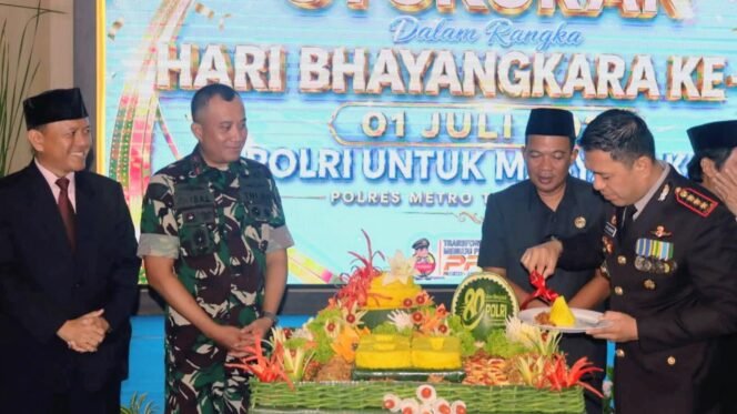 
					Danrem 052/Wijayakrama Hadiri HUT Bhayangkara ke-80
