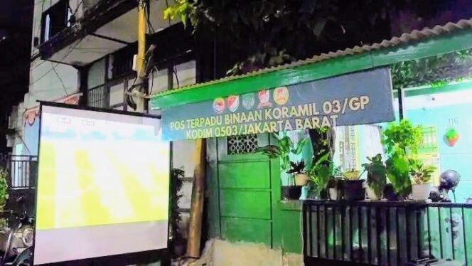 
					Nobar Piala Dunia Perkuat Kemanunggalan TNI-Rakyat, Babinsa Koramil 03/Grogol Petamburan Ajak Warga Jaga Kebersamaan