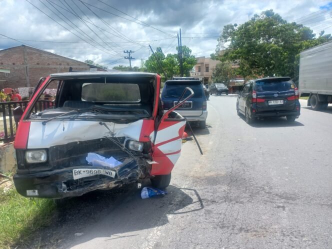 
					Pikap Tergelincir di Tikungan Sigumpar, Tabrak Kijang dari Arah Berlawanan