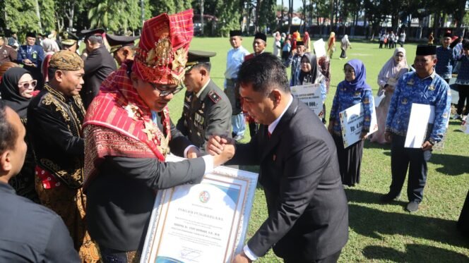 
					Basmi Narkoba Feri Kusnadi Terima Penghargaan Dari Bupati Deli Serdang di Hut Polri ke 80